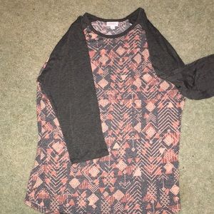 Loose fitting 3 quarter length sleeve. Size large